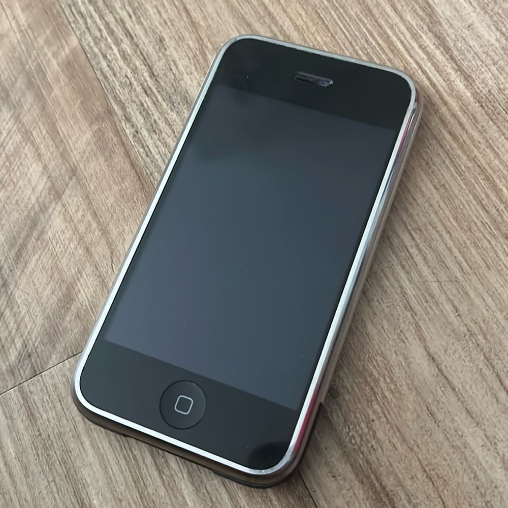 Original iPhone 1 - parts only issues 2007 - As is.